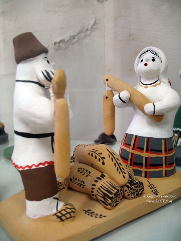 Mann und Frau beim Dreschen. Museum des Kargopoler Spielzeuges im Zentrum der Volkshandwerke „Bereginja“. Kargopol © Oksana Fedotova 